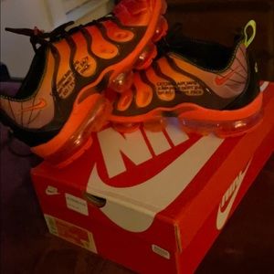 Nike vapermax plus. Black/ laser crimson-volt.